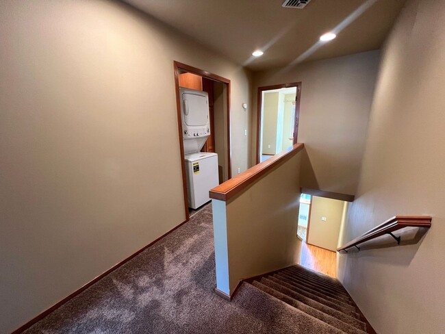 Building Photo - Spacious 2 Bed 2.5 Bath Townhome with Atta...