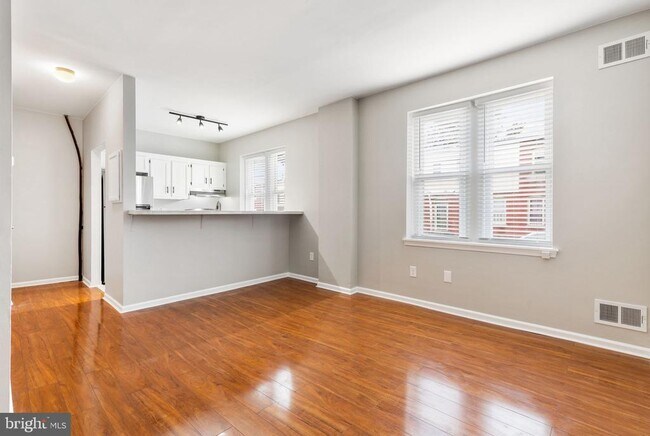 Building Photo - 1726 W 8th St