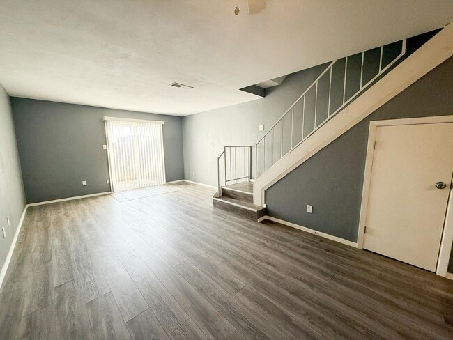 Building Photo - Spacious 2 story townhouse with fenced yard!