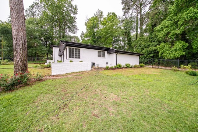 Building Photo - 4 bedroom/3 bath, 3711 sqft in Midtown!