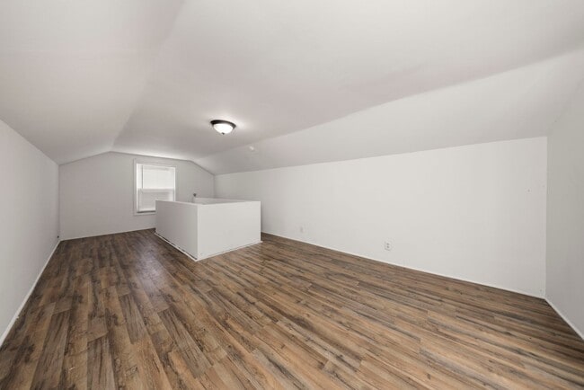 Building Photo - 3 bedroom bungalow $1099/month