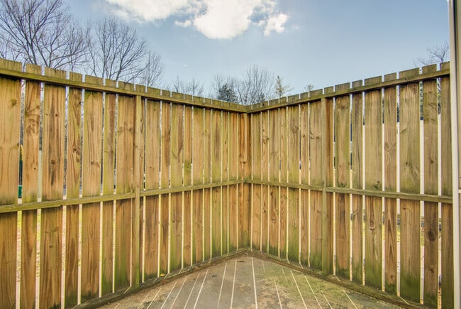 Building Photo - Amazing and spacious 3/2.5 Hermitage Townhouse with fireplace & patio!!! Pets ok!