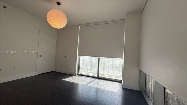 Building Photo - 1060 Brickell Ave