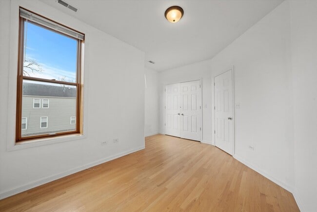 Building Photo - 716 W 51st St