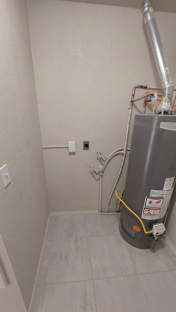 Building Photo - 4 bedroom 2 bathroom home ready now!!!!