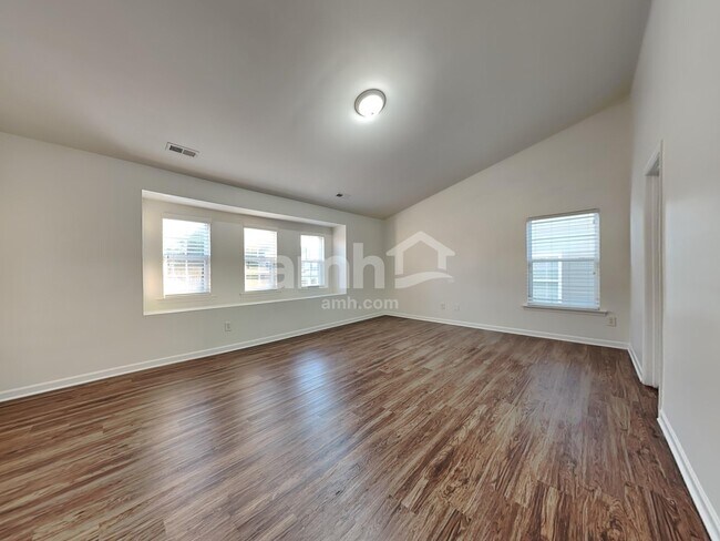 Building Photo - 204 Edgecroft Way