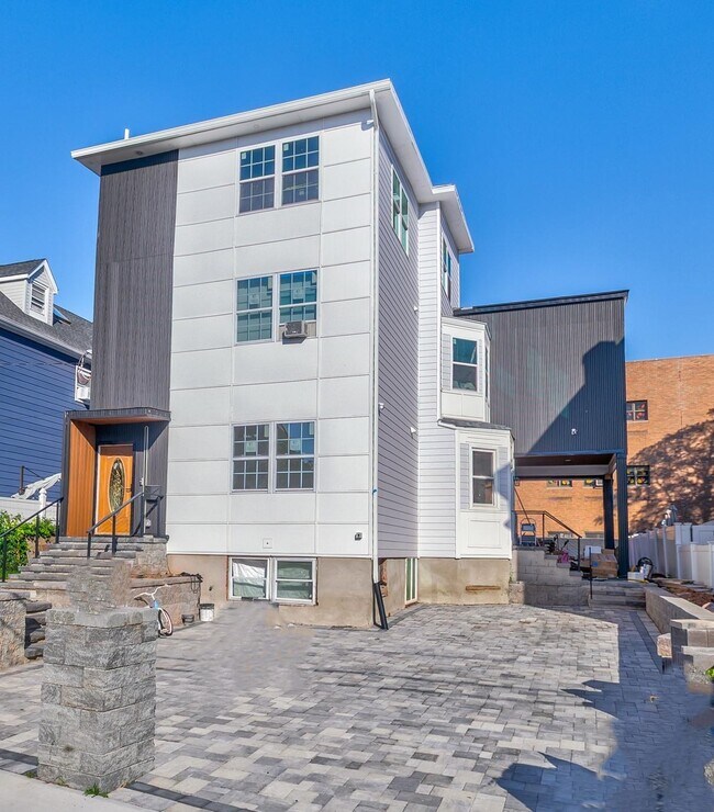 Building Photo - 118 Newman Ave