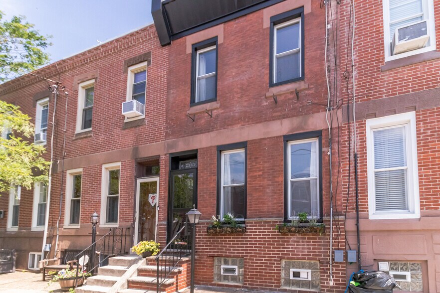 Building Photo - 2545 Cedar St