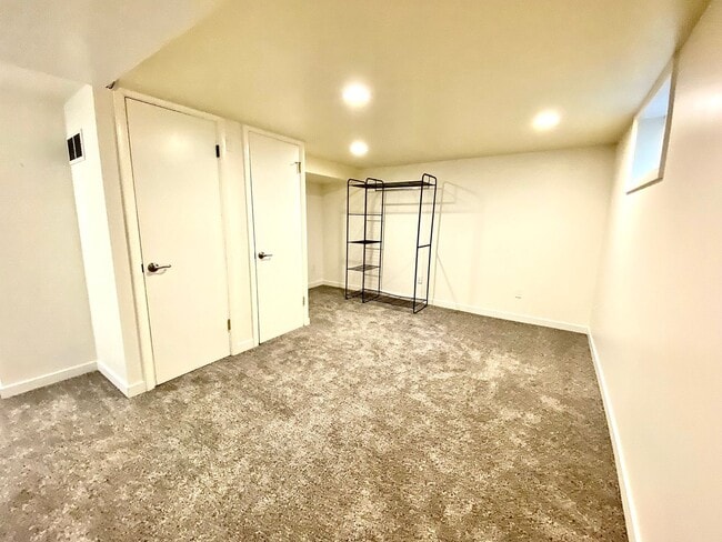 Building Photo - 4 Bedroom 2.5 bath on Central Rim minutes from downtown
