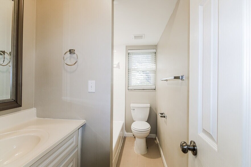 Building Photo - 15640 Little Ranch Rd