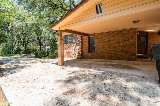 Building Photo - 2103 Evergreen Dr