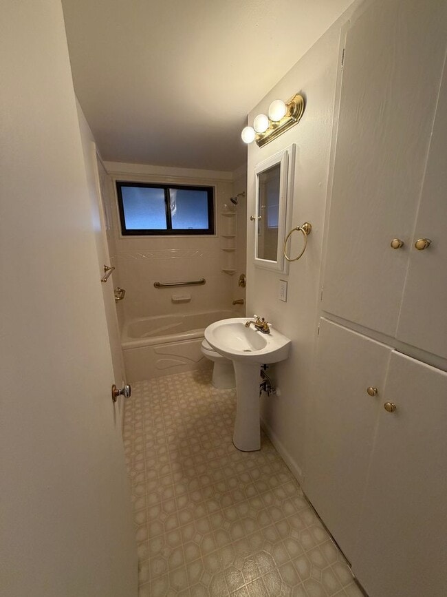 Building Photo - Welcome to this stunning 3 bedroom 2 bathroom home located in Fremont