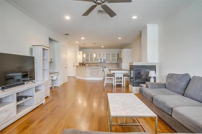 Building Photo - Totmnville