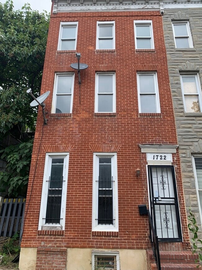 Building Photo - 4 Bed West Side Central Air