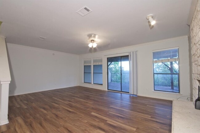Building Photo - 1922 Holly Hill Dr