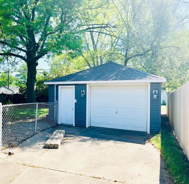 Building Photo - East Side 2 Bedroom, 1  Bath Beauty with Fenced Backyard & Hardwood Floors