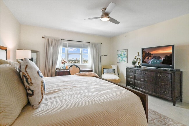 Building Photo - 2650 Lake Shore Dr