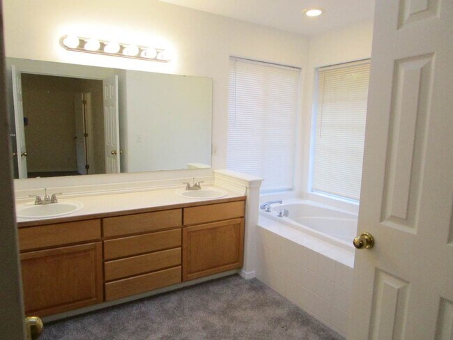 Building Photo - 3 Bedroom, 2 Bathroom Rambler located in A...