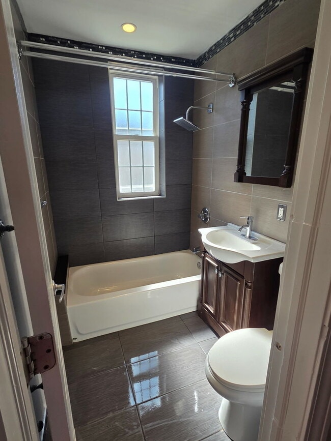 Building Photo - 844 N Harding Ave