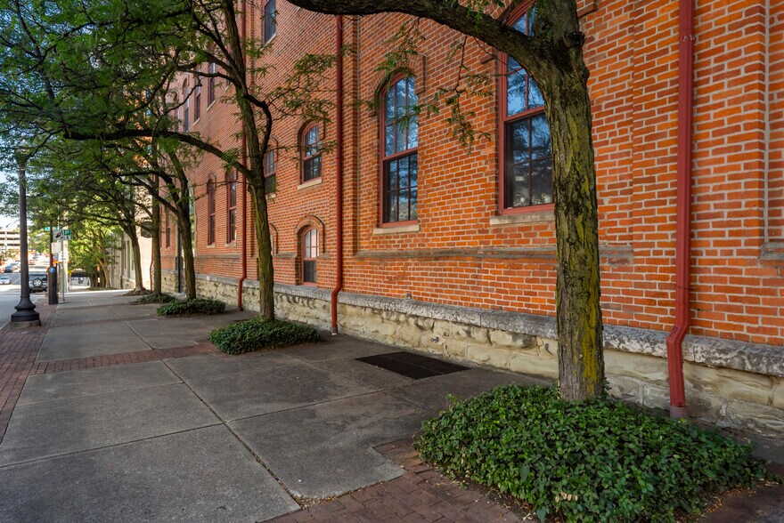 Building Photo - 544 S Front St
