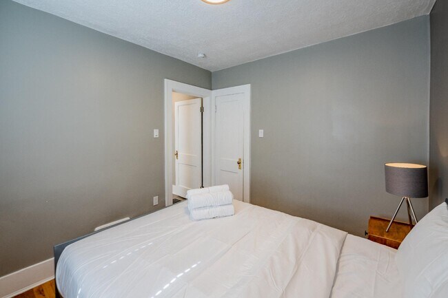 Building Photo - 722 Marquette Ave NW