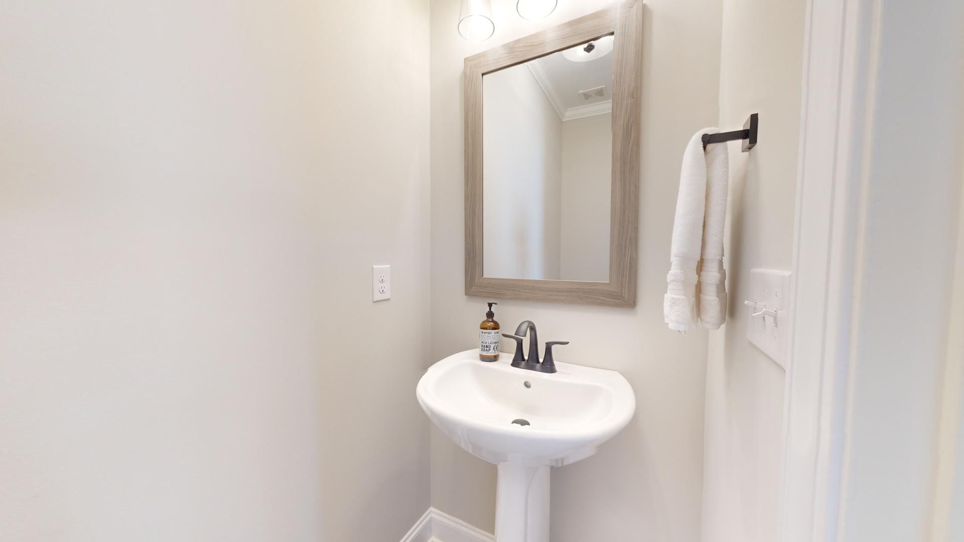 Building Photo - Like New Colonial Style Townhome close to Downtown Opelika