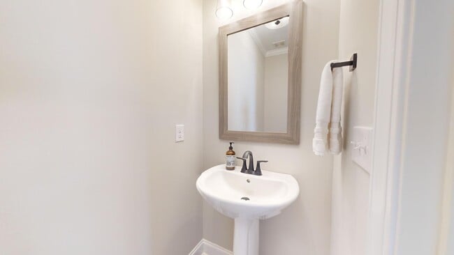 Building Photo - Like New Colonial Style Townhome close to Downtown Opelika