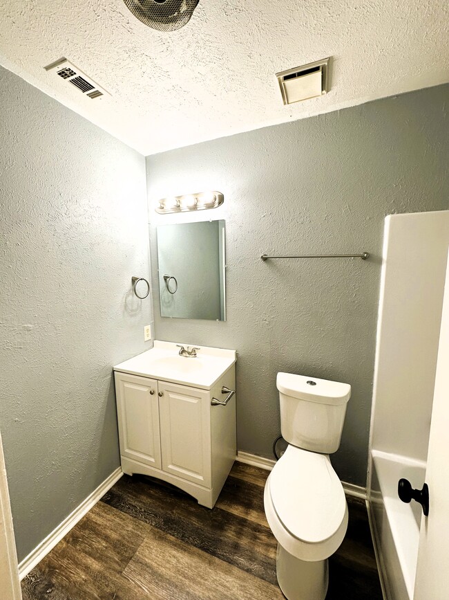 Building Photo - 103 Redbud Ct