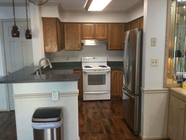 Building Photo - Yorktown Townhouse