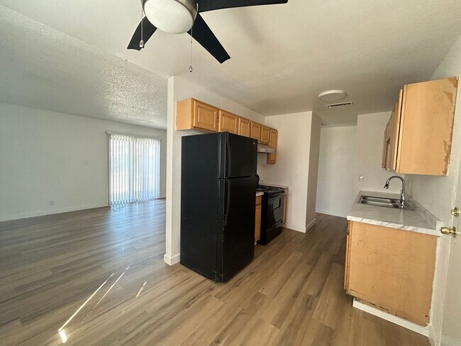 Building Photo - No HOA! 3 Bedroom 2 Bathroom House!