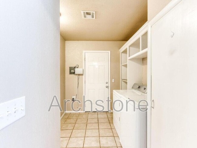 Building Photo - 501 S Santa Fe Dr