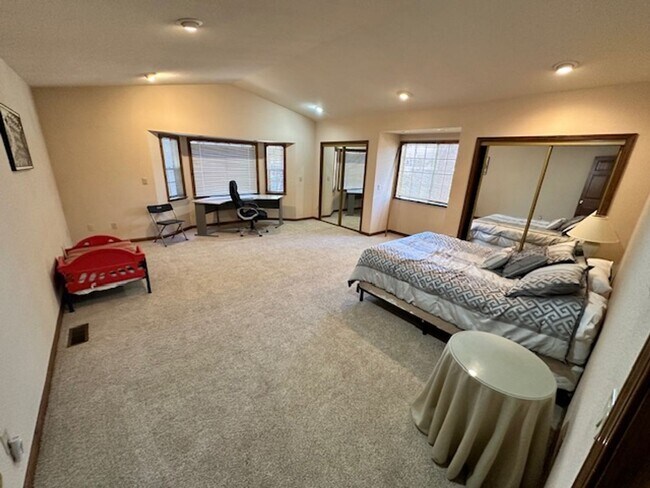Building Photo - Great 4BD home for $4000.00 available on 1...