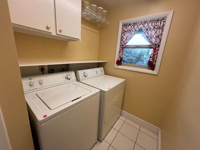 Building Photo - Spacious Family Home in Highland High School Area – Pocatello, ID!