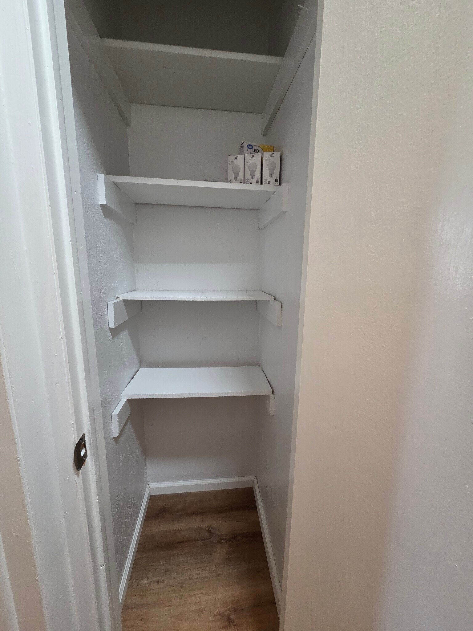 Linen closet with shelves in the hallway - 610 N Orchard Ave