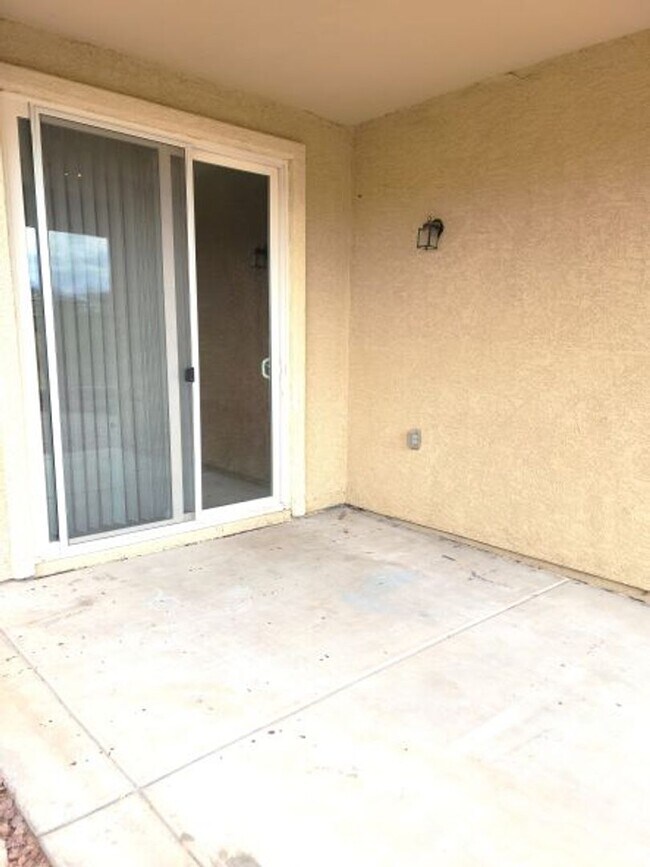 Building Photo - Single story with lots of tile in living a...