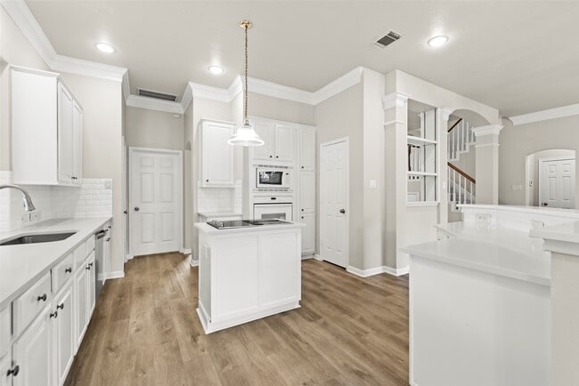Building Photo - 14810 Cantwell Bend