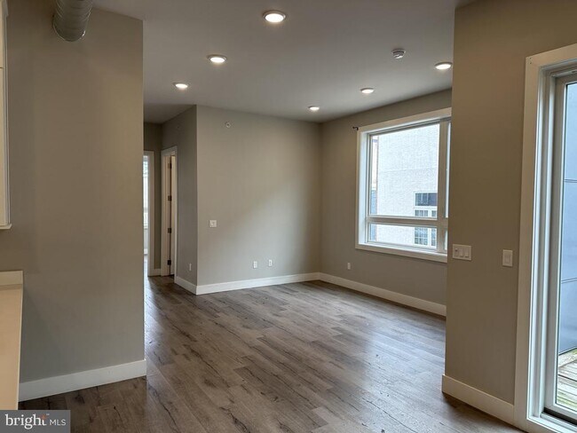 Building Photo - 907 Leland St