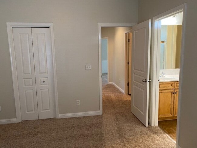 Building Photo - AVAILABLE NOW! Roseville 2 bed/2.5 bath, 2 Story Townhome!