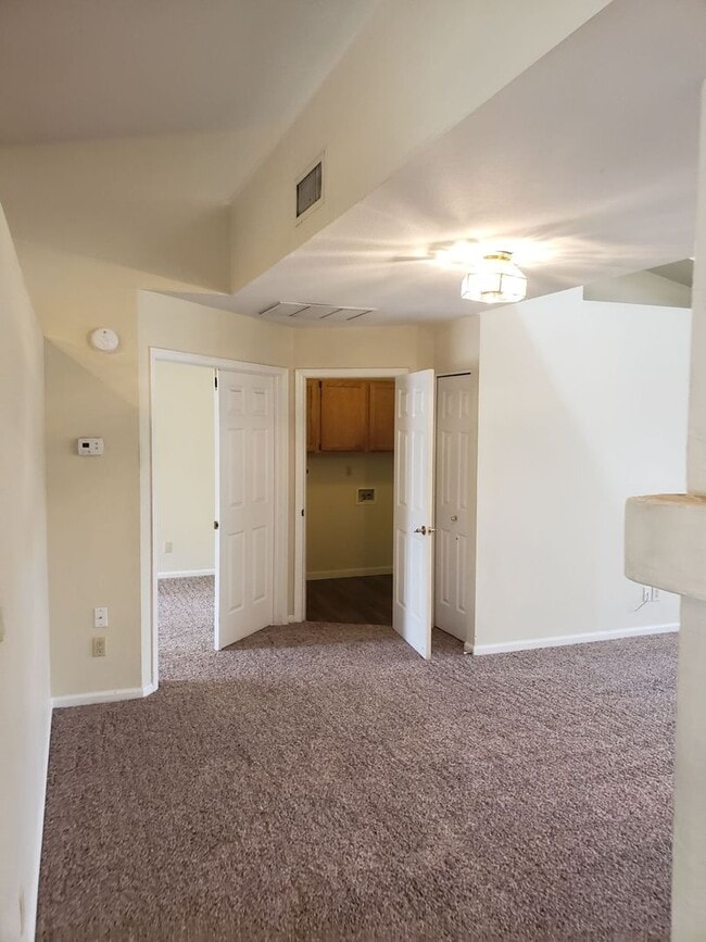 Building Photo - 837 N Oak Ct