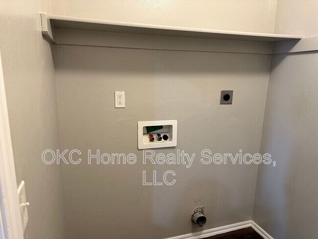 Building Photo - 1933 Autumn Way