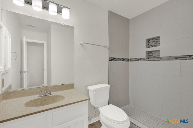 Building Photo - 1202 Thorpe Ln