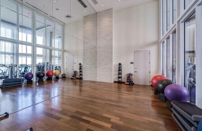 Building Photo - 16001 Collins Ave