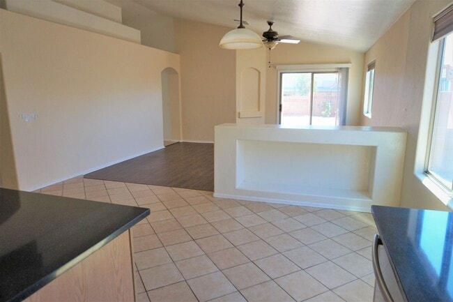 Building Photo - Close to Post