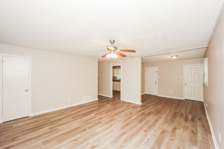 Building Photo - 2680 Carriage Ln