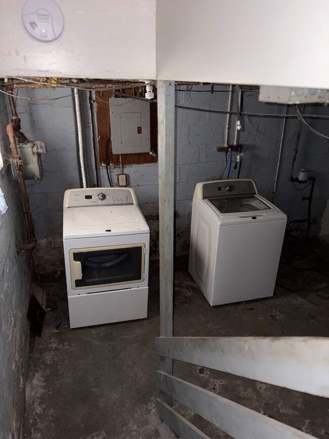 Building Photo - Three bedroom one bathroom home for rent