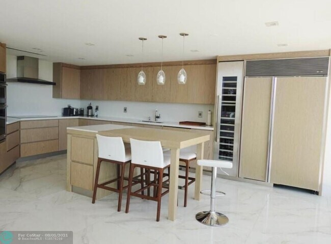 Building Photo - 9559 Collins Ave