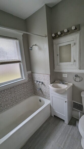 Building Photo - 534 Holbrook St