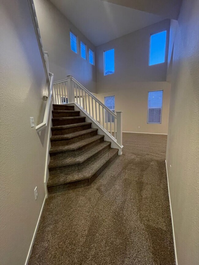 Building Photo - Wonderful Home Close to Shopping and Public Transportation.