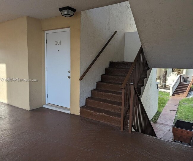 Building Photo - 8810 Fontainebleau Blvd