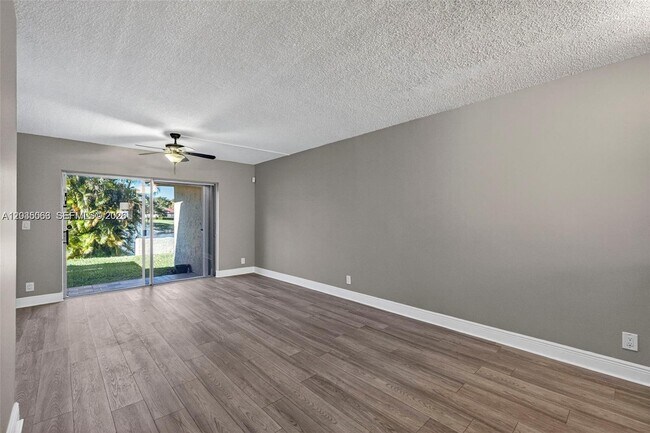 Building Photo - 908 Twin Lakes Dr